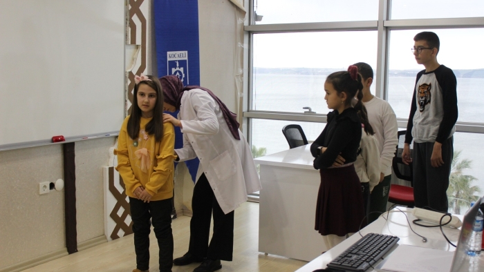 Kocaeli Büyükşehir, önemli bir konuda aileleri bilgilendirdi;  Çocuklarda skolyoz belirtilerine dikkat